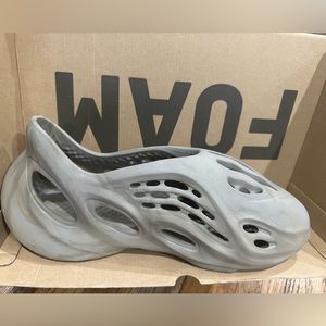 ADIDAS FOAM RNR STONE SAGE SIZE 14 (Great Conditions 1 time use)